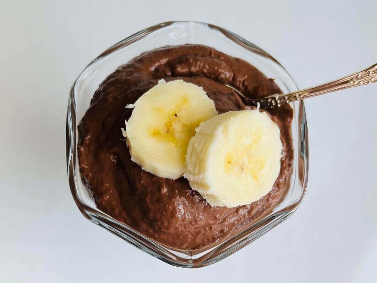 Mousse with banana slices in a glass dish.